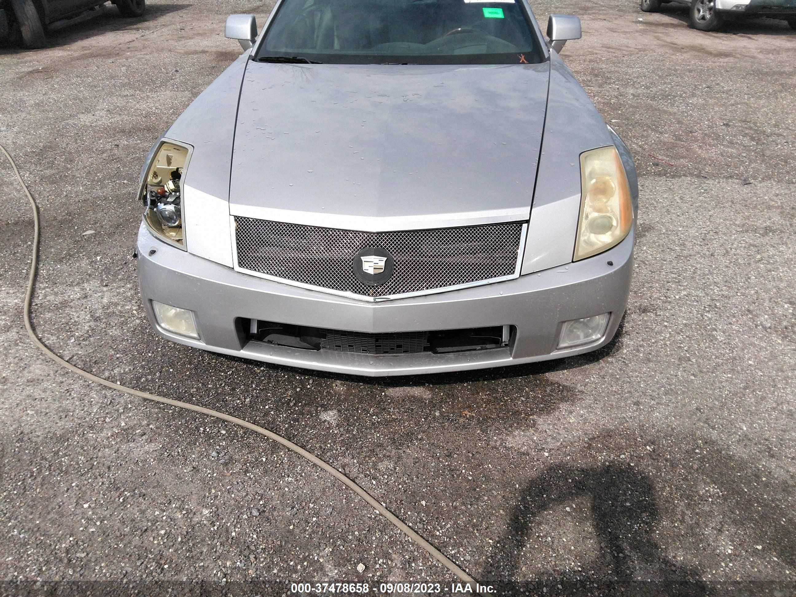 Photo 11 VIN: 1G6YV36AX85600869 - CADILLAC XLR 