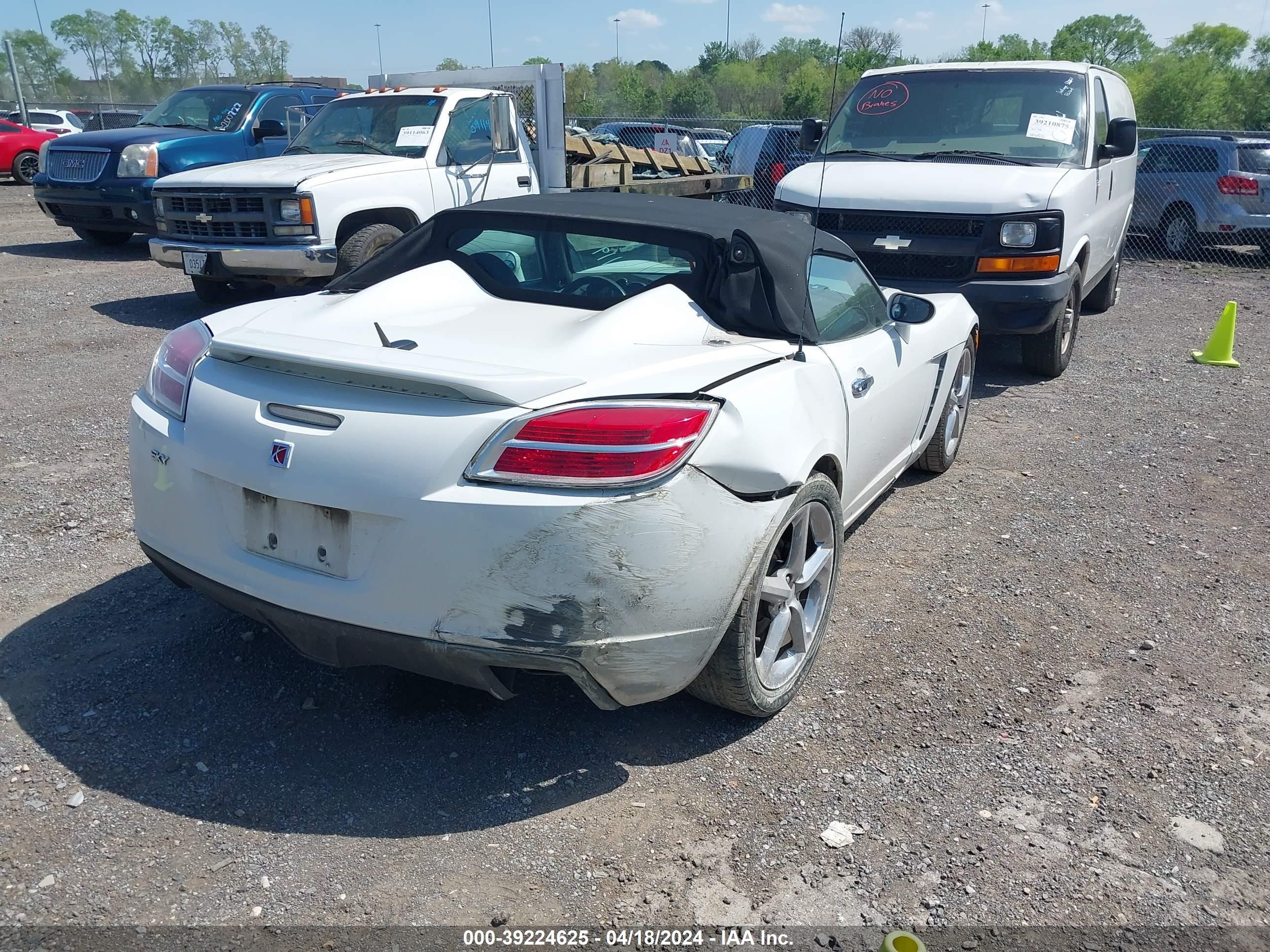 Photo 3 VIN: 1G8MB35B67Y119538 - SATURN SKY 