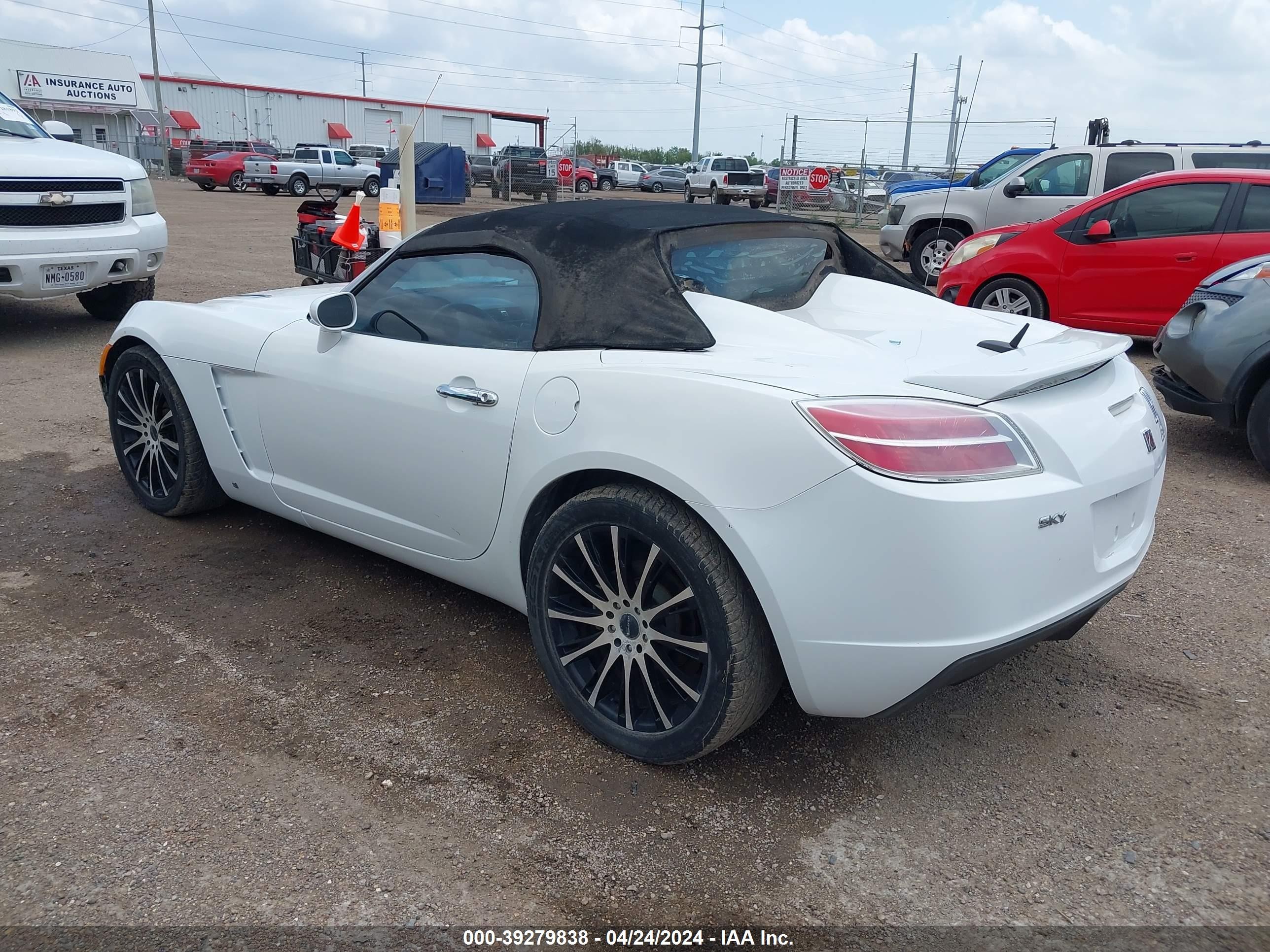 Photo 2 VIN: 1G8MC35B08Y125365 - SATURN SKY 