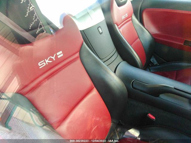 Photo 7 VIN: 1G8MF35XX8Y111153 - SATURN SKY 