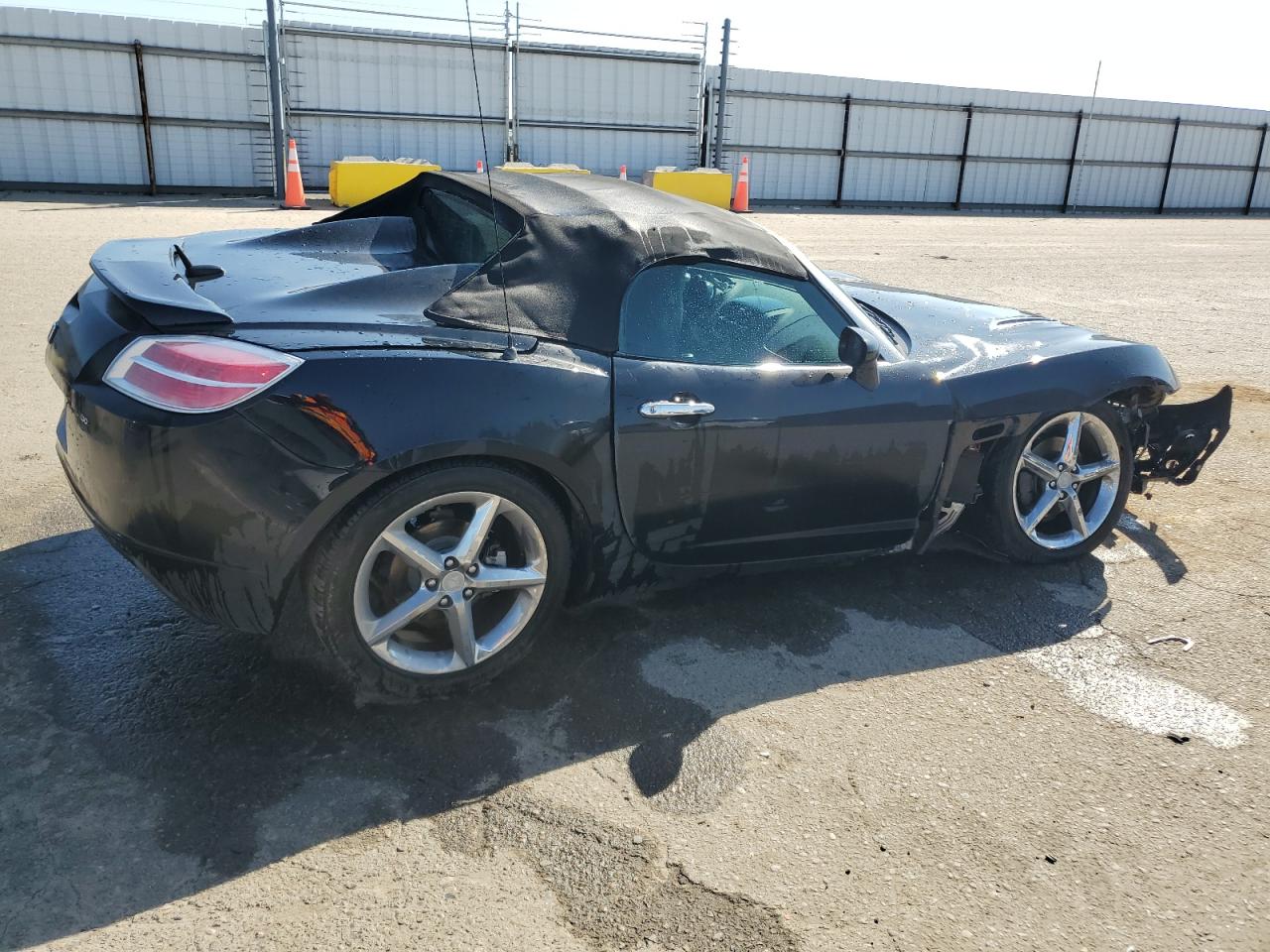 Photo 2 VIN: 1G8MG35X17Y128077 - SATURN SKY 