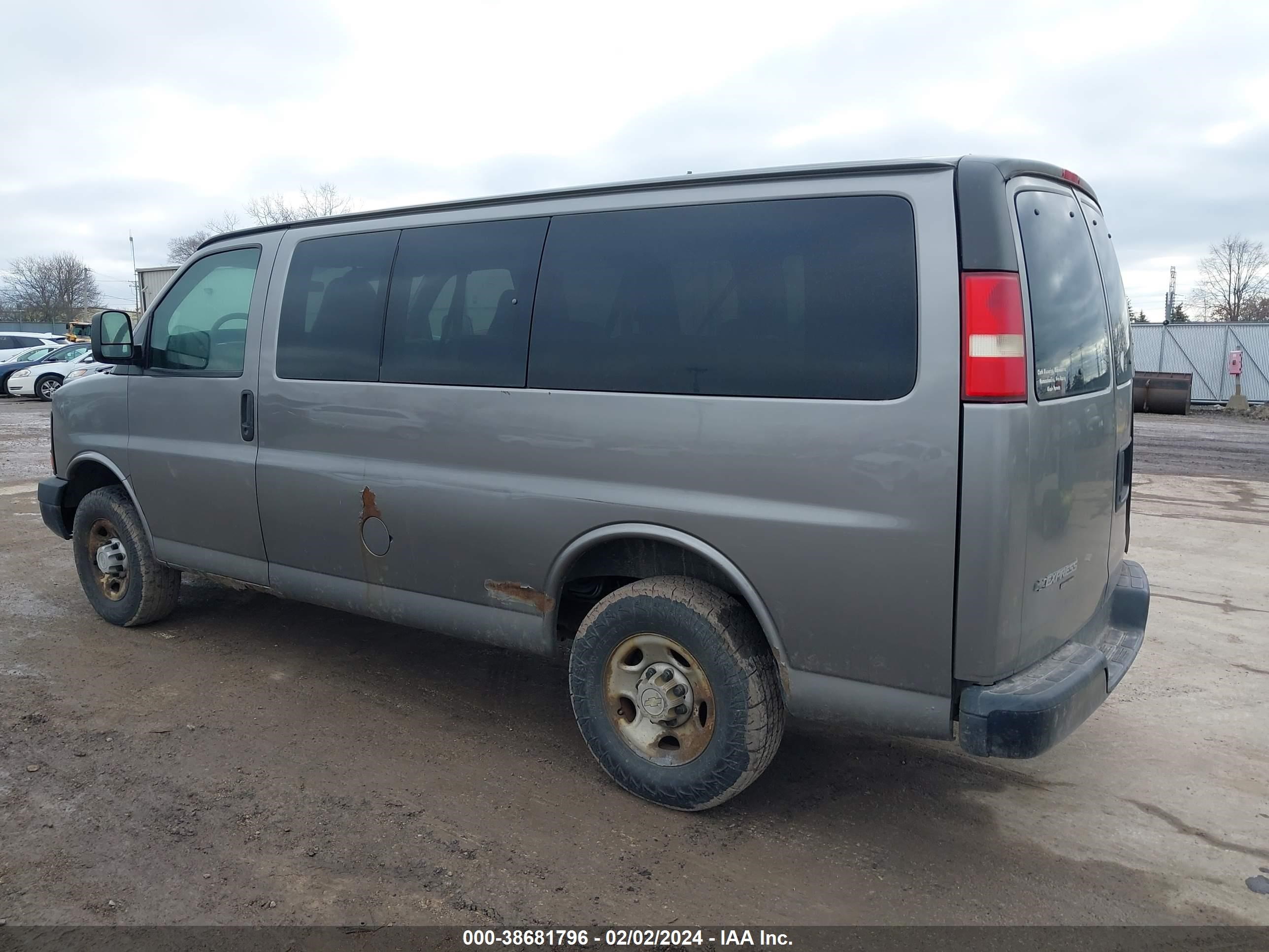 Photo 2 VIN: 1GAGG25K781197960 - CHEVROLET EXPRESS 