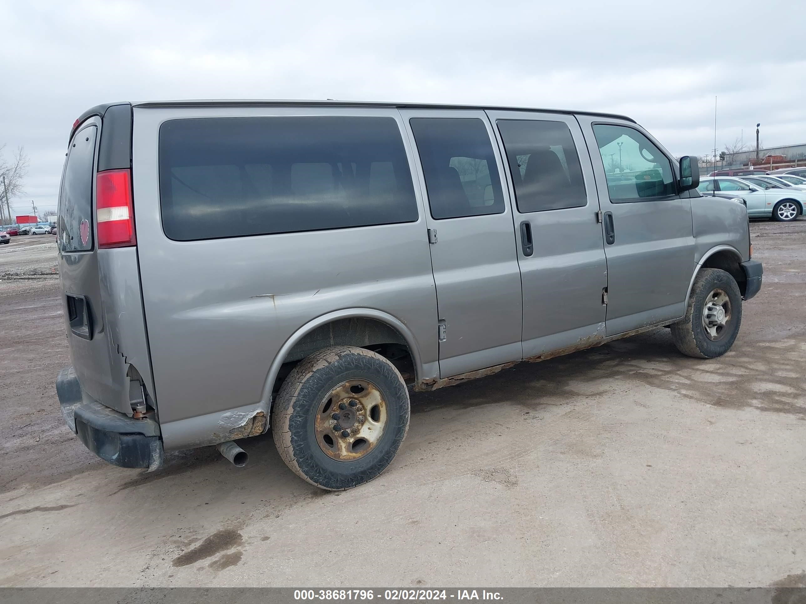 Photo 3 VIN: 1GAGG25K781197960 - CHEVROLET EXPRESS 