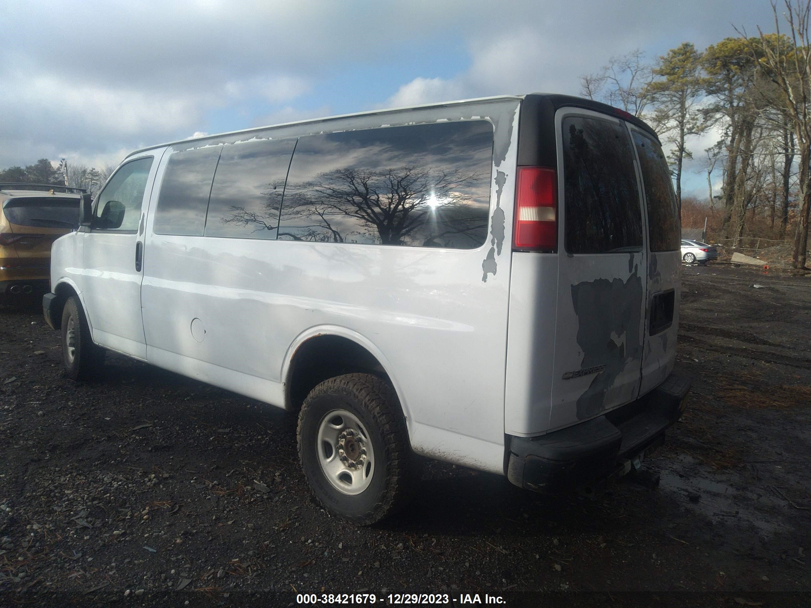 Photo 2 VIN: 1GAGG25U771191446 - CHEVROLET EXPRESS 