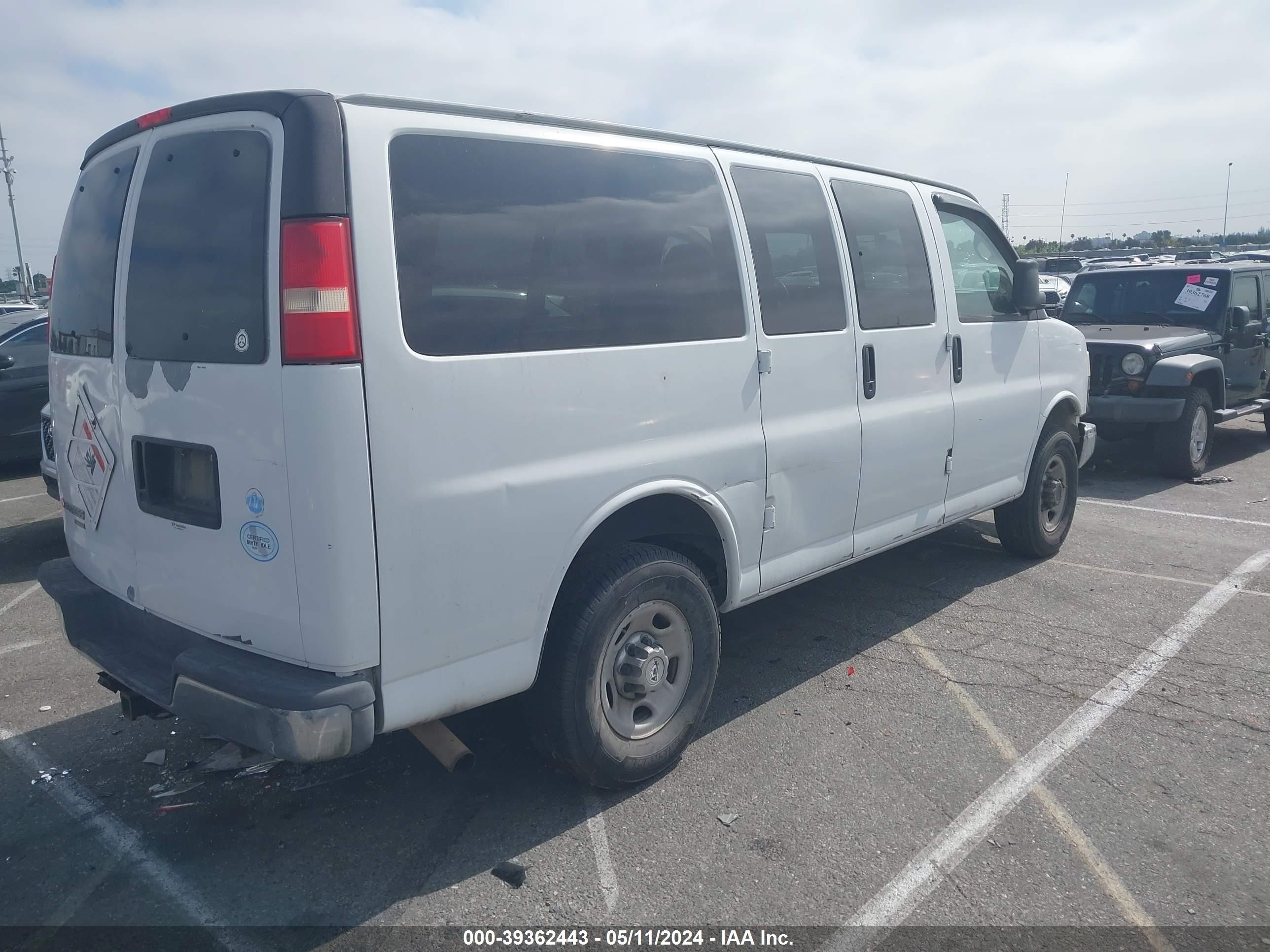 Photo 3 VIN: 1GAHG35K681100113 - CHEVROLET EXPRESS 