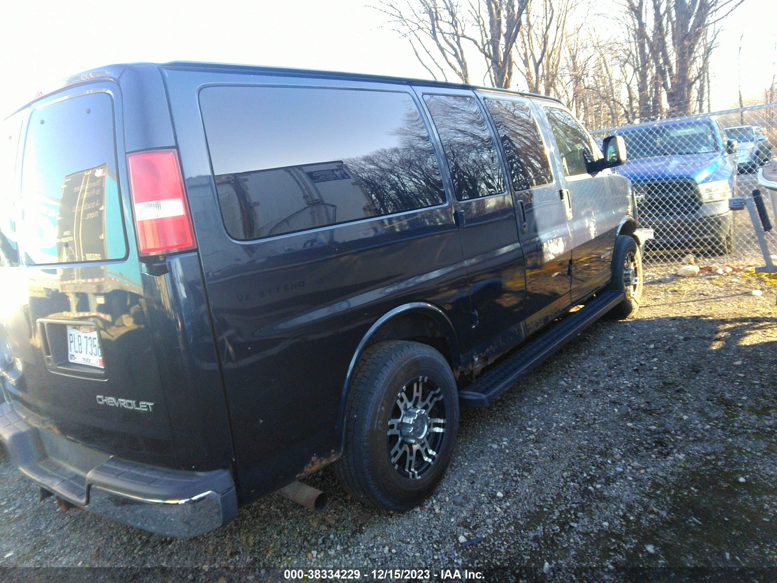 Photo 3 VIN: 1GAHG35UX61104485 - CHEVROLET EXPRESS 