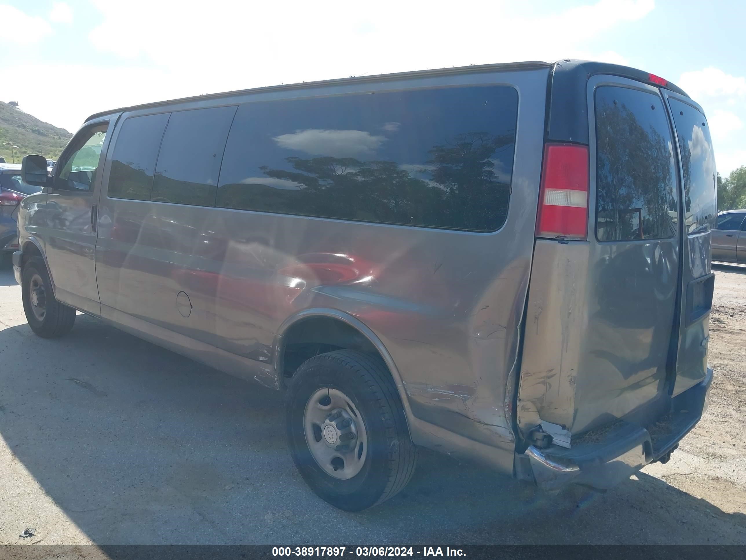 Photo 2 VIN: 1GAHG39K581204571 - CHEVROLET EXPRESS 