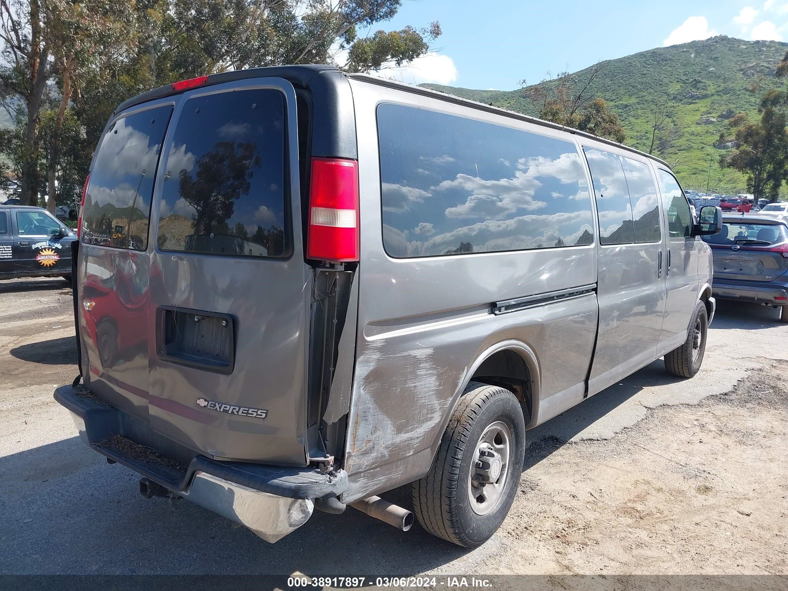 Photo 3 VIN: 1GAHG39K581204571 - CHEVROLET EXPRESS 