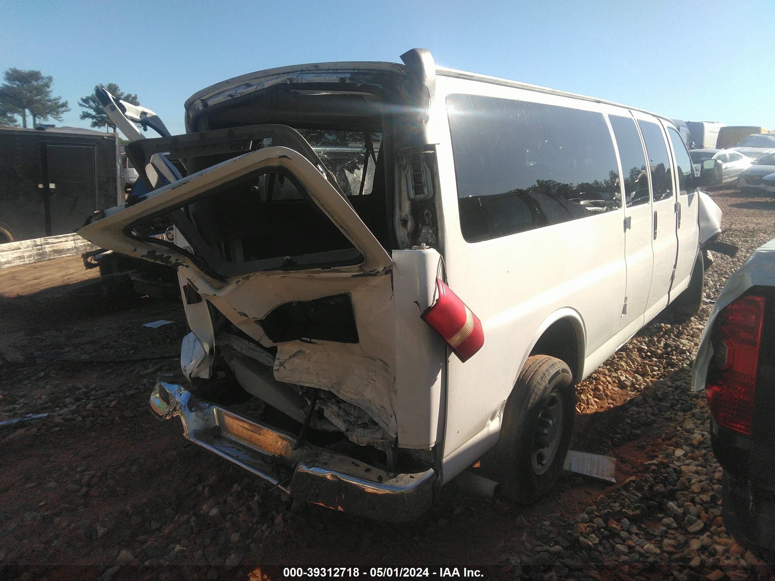 Photo 3 VIN: 1GAHG39K681124017 - CHEVROLET EXPRESS 