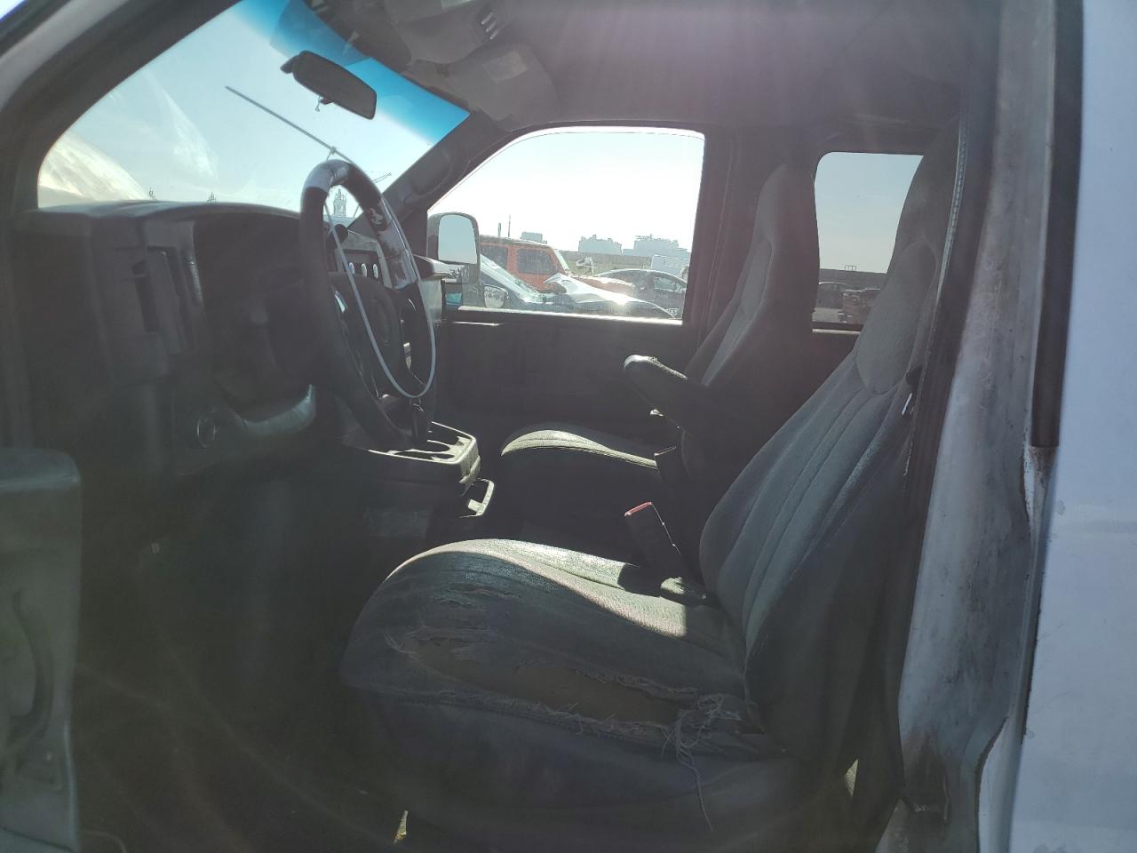 Photo 6 VIN: 1GAHG39K781163702 - CHEVROLET EXPRESS 