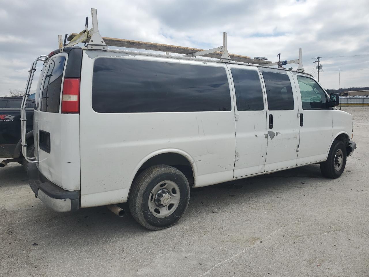 Photo 2 VIN: 1GAHG39K881193338 - CHEVROLET EXPRESS 