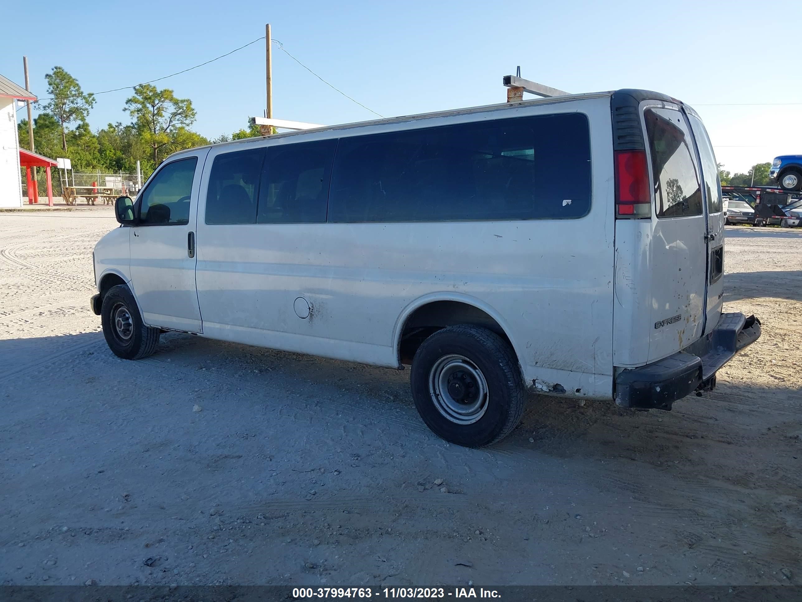 Photo 2 VIN: 1GAHG39R211177722 - CHEVROLET EXPRESS 