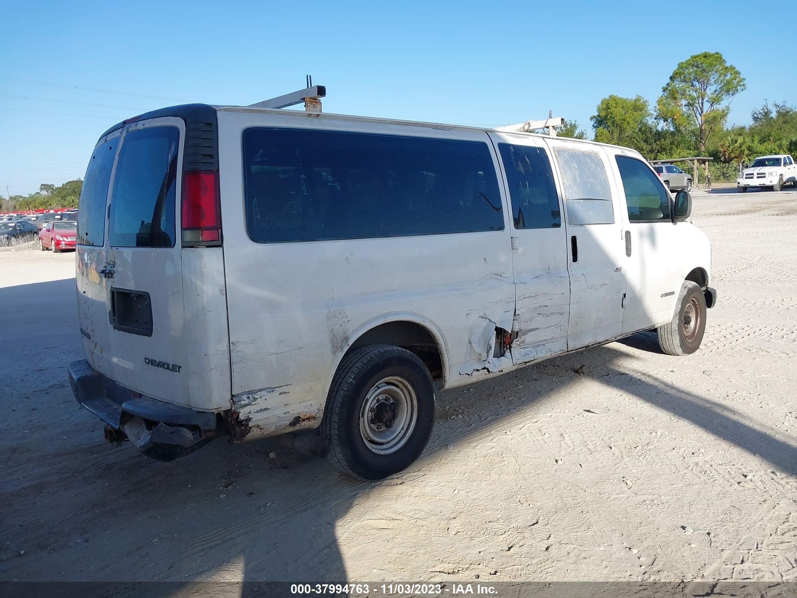 Photo 3 VIN: 1GAHG39R211177722 - CHEVROLET EXPRESS 