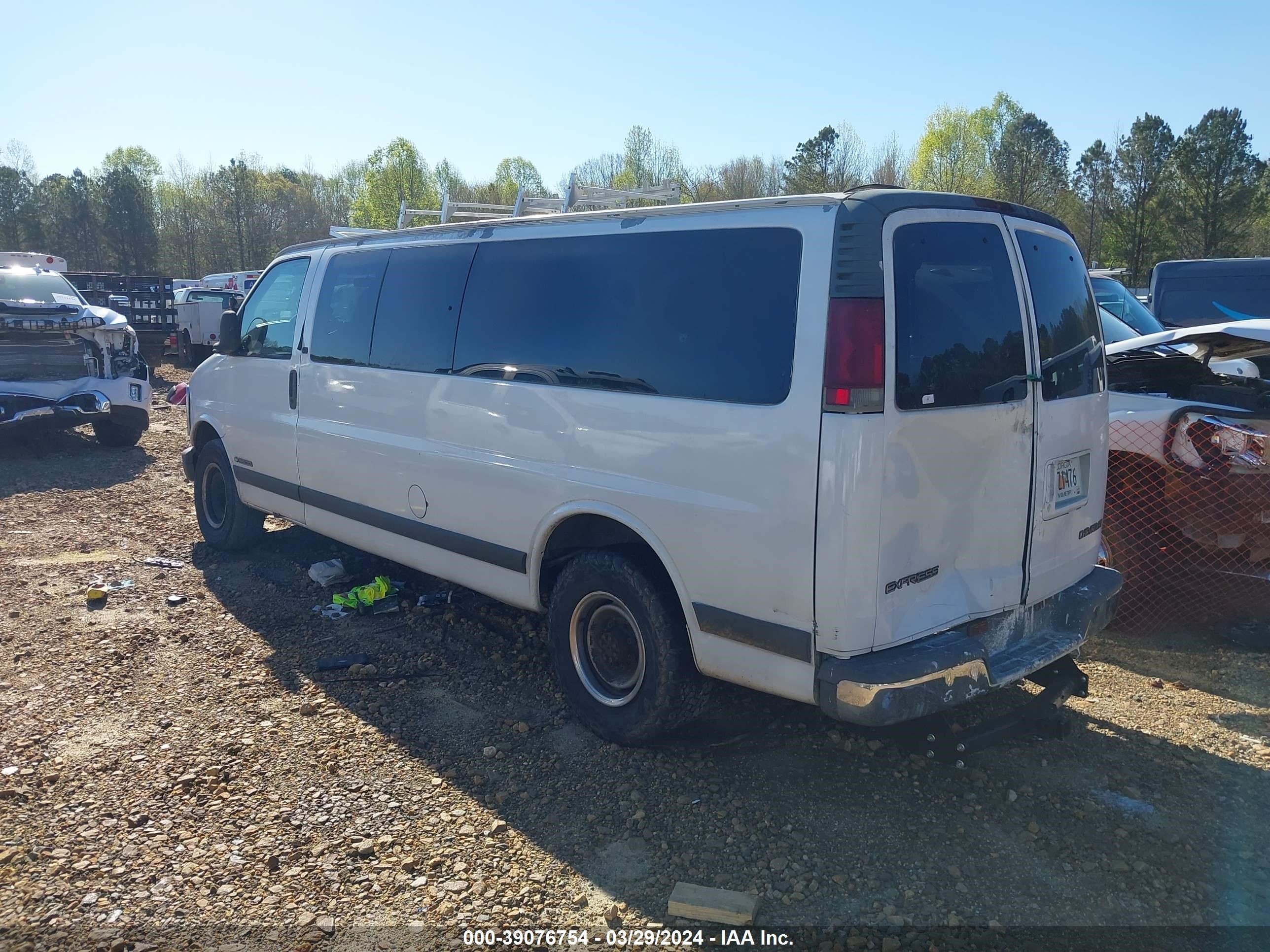 Photo 2 VIN: 1GAHG39R311182878 - CHEVROLET EXPRESS 