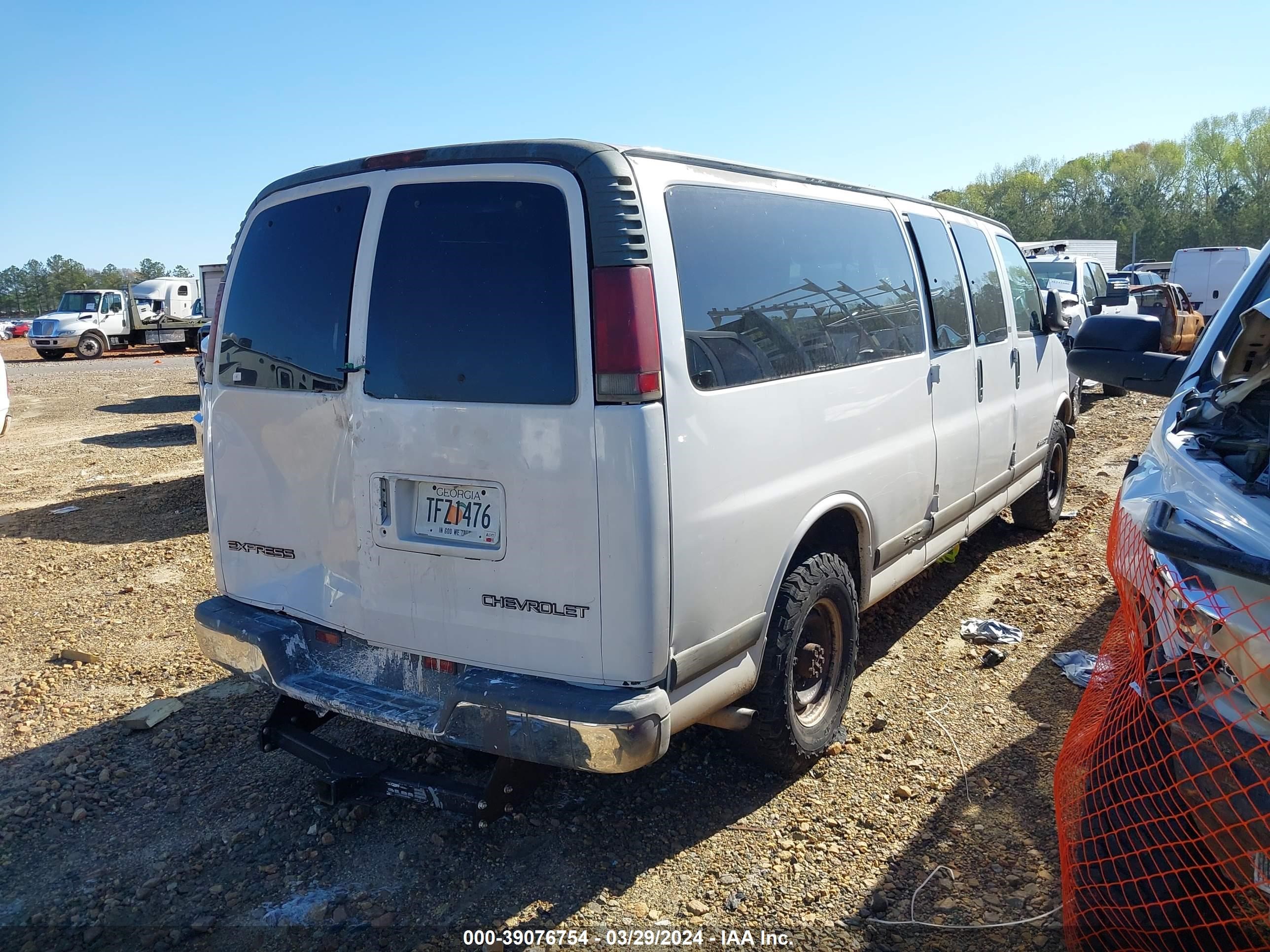 Photo 3 VIN: 1GAHG39R311182878 - CHEVROLET EXPRESS 