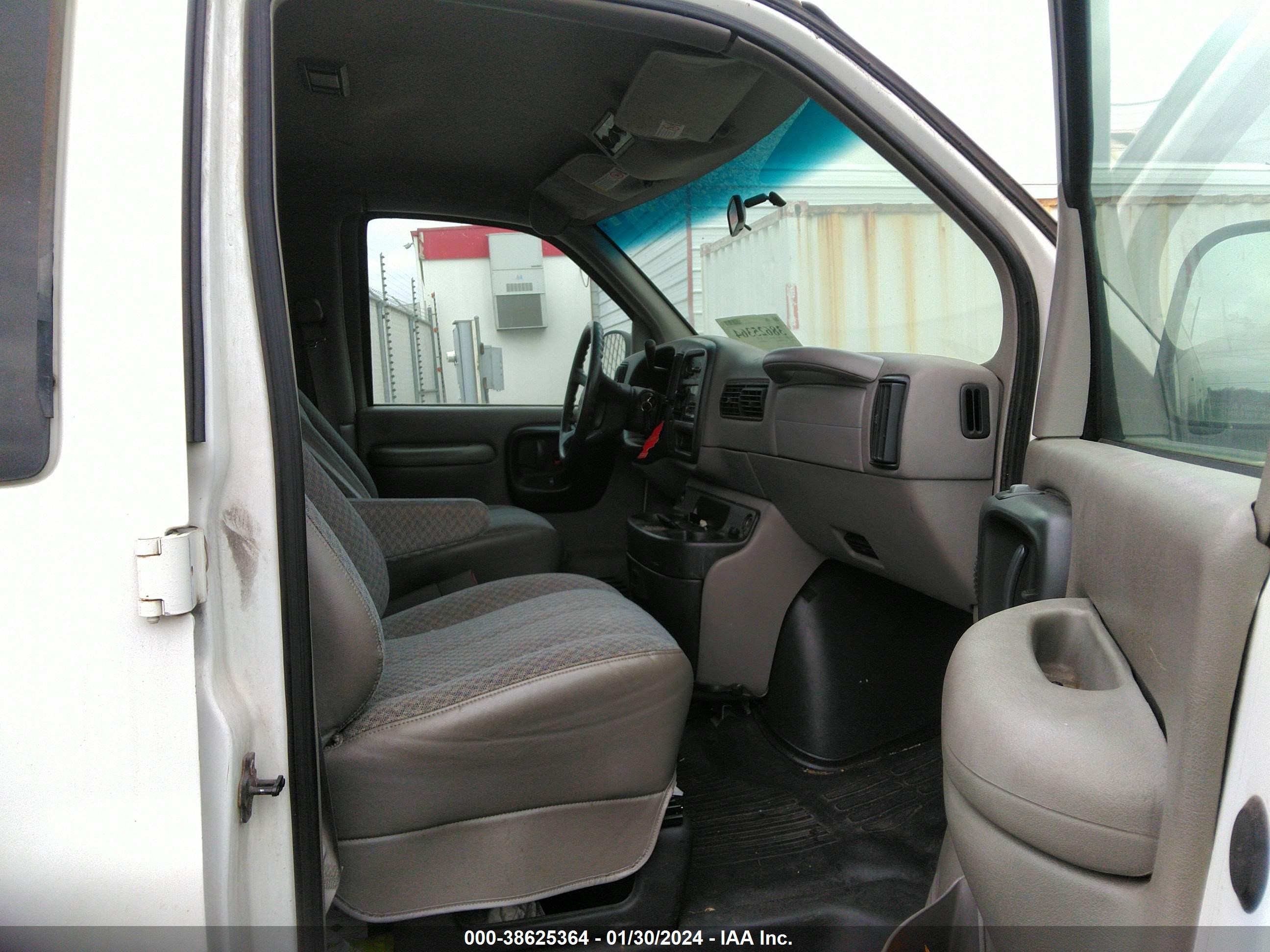 Photo 4 VIN: 1GAHG39R5W1051474 - CHEVROLET EXPRESS 