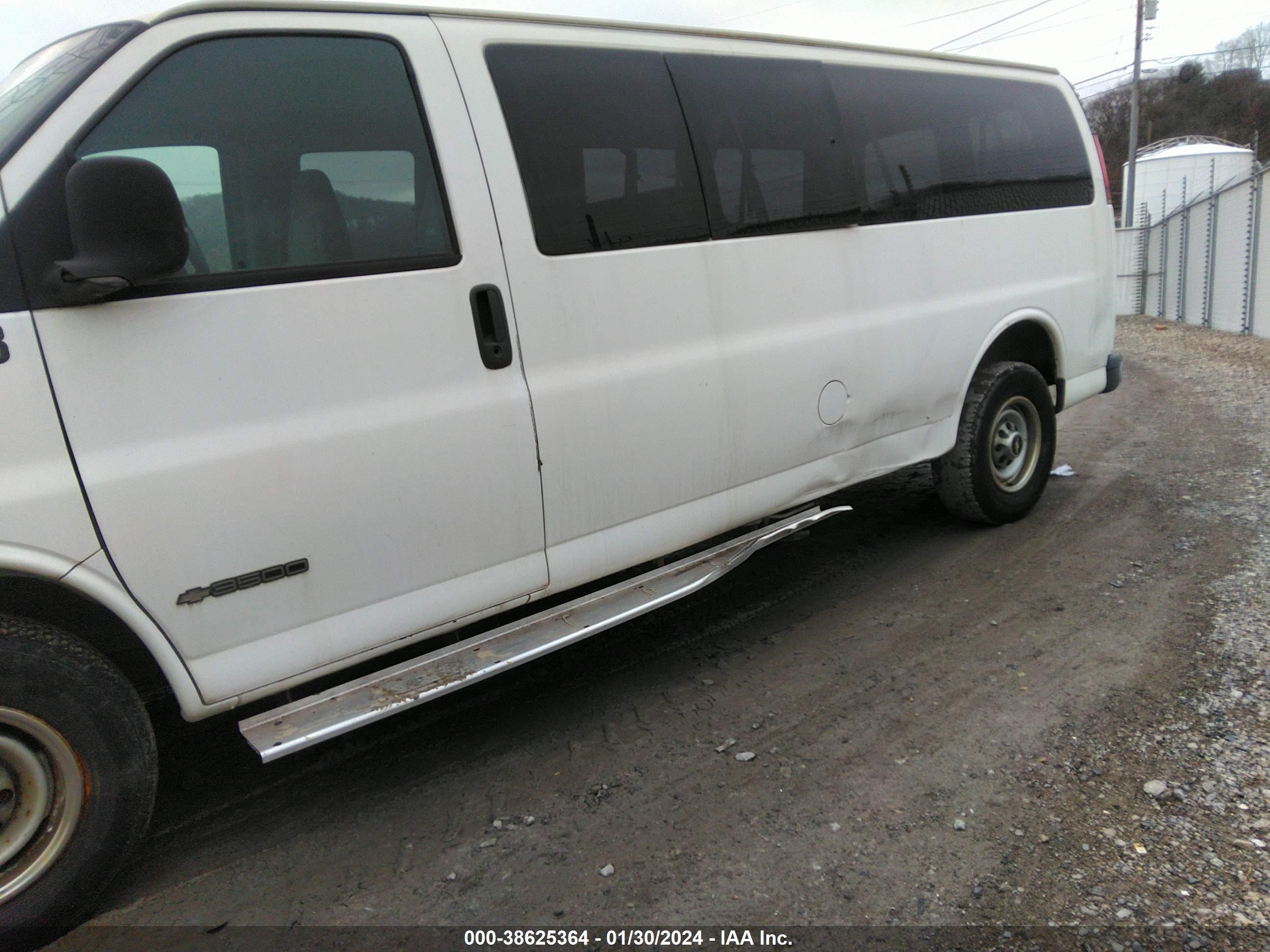 Photo 5 VIN: 1GAHG39R5W1051474 - CHEVROLET EXPRESS 