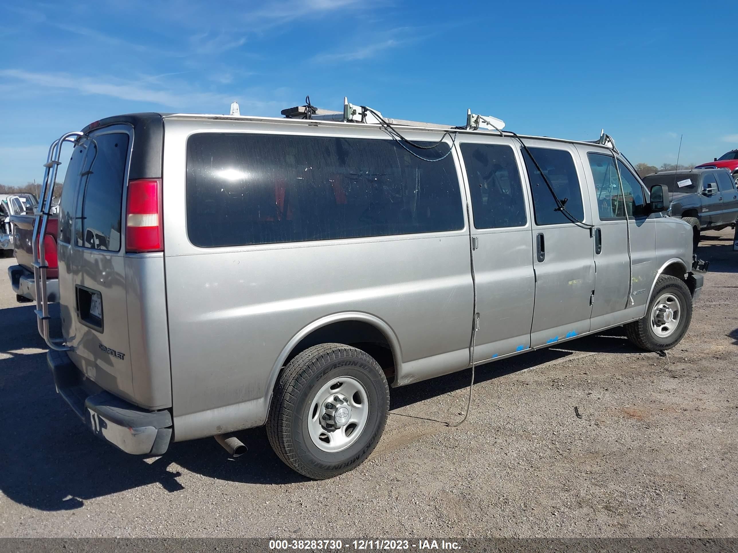 Photo 3 VIN: 1GAHG39U231125577 - CHEVROLET EXPRESS 