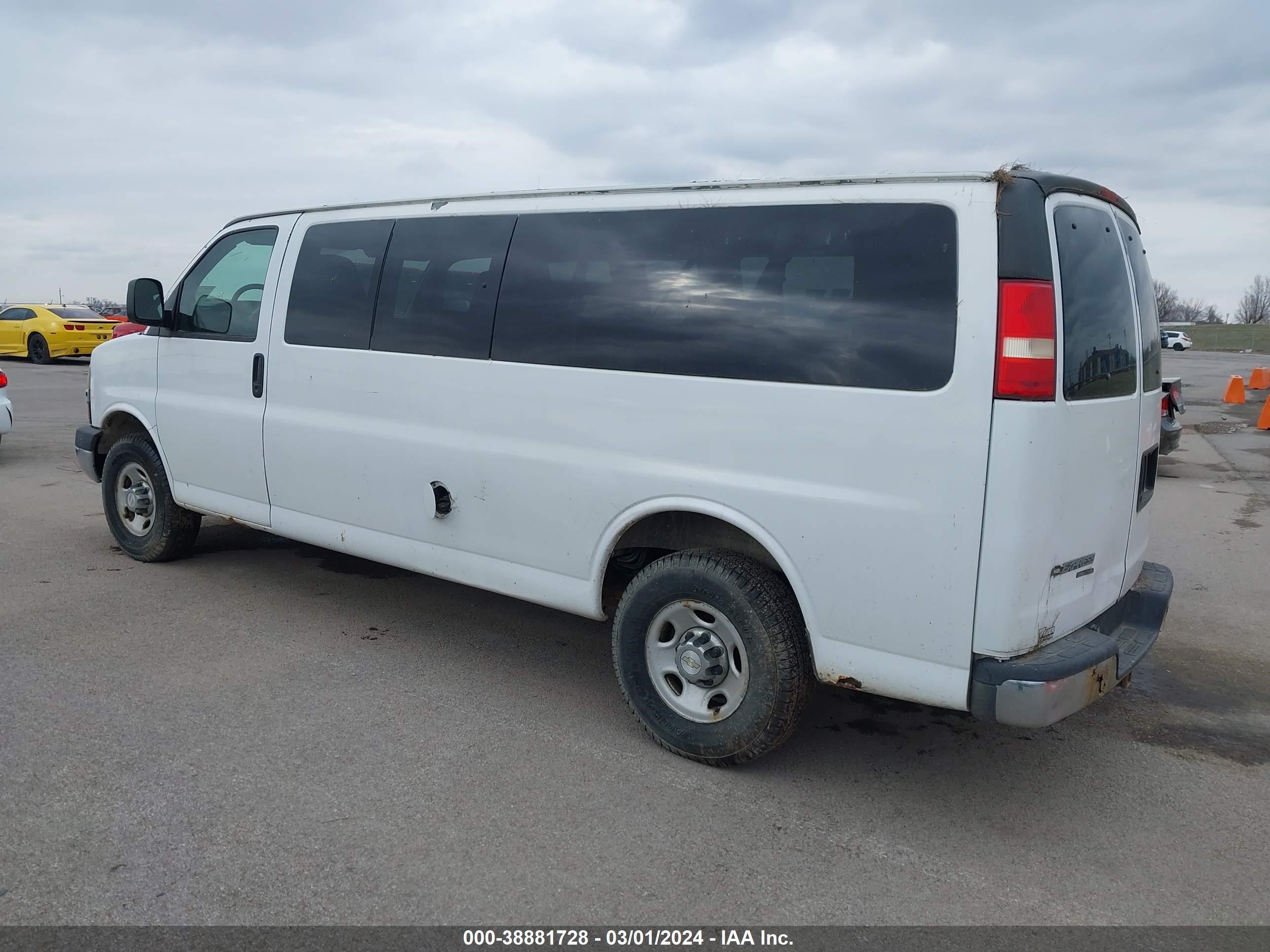 Photo 2 VIN: 1GAHG39U271202793 - CHEVROLET EXPRESS 