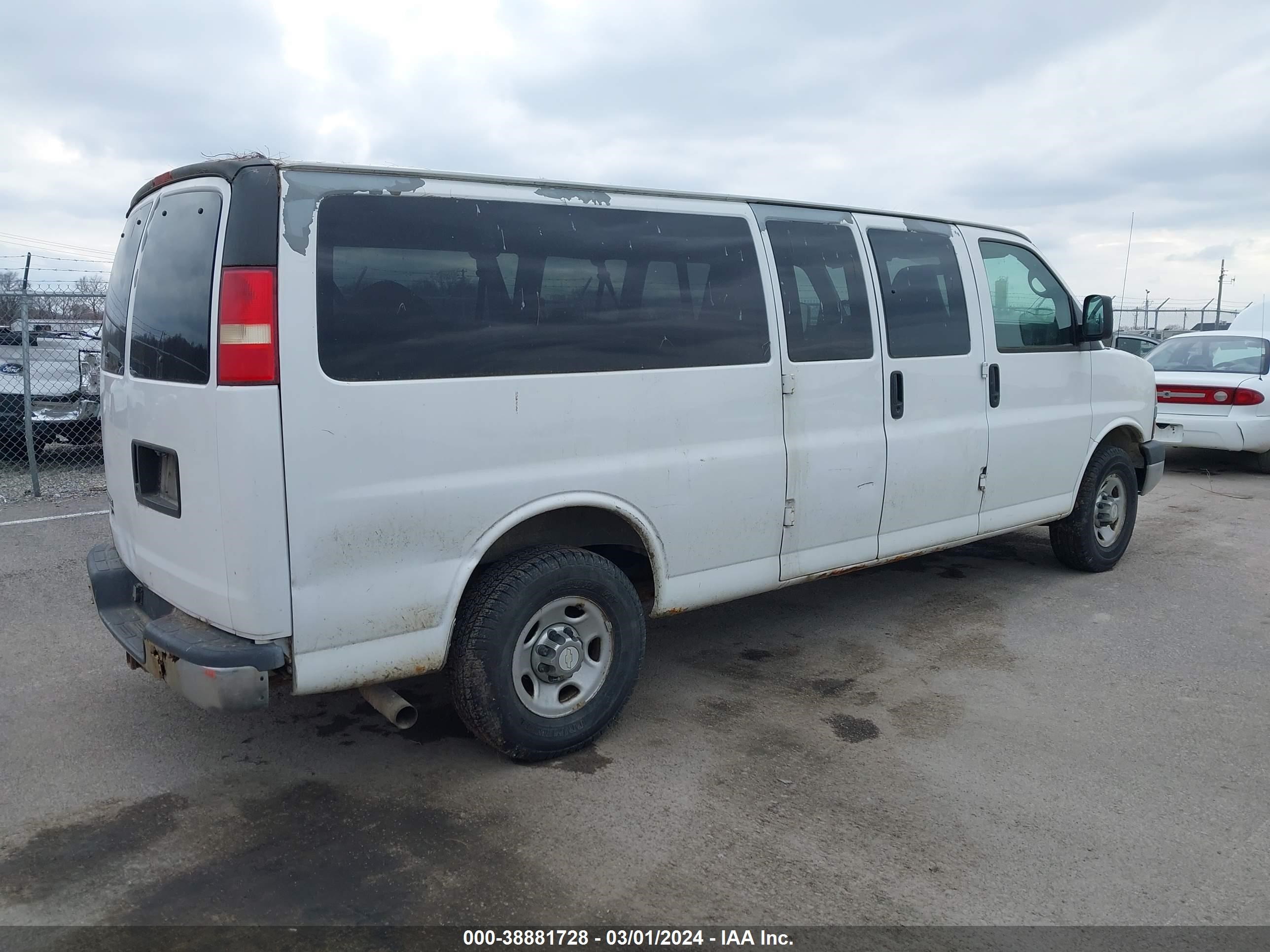 Photo 3 VIN: 1GAHG39U271202793 - CHEVROLET EXPRESS 