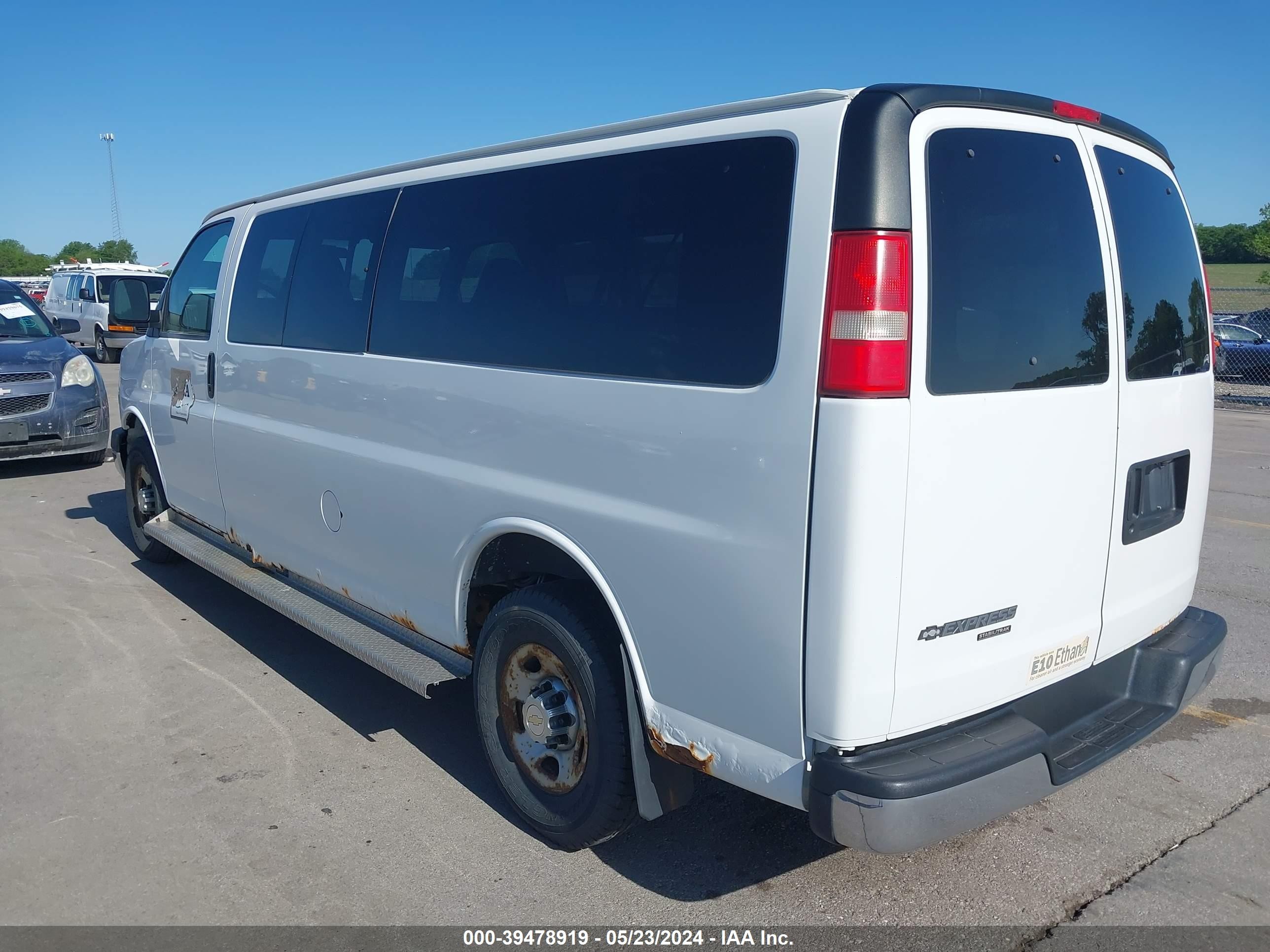 Photo 2 VIN: 1GAHG39U471251686 - CHEVROLET EXPRESS 