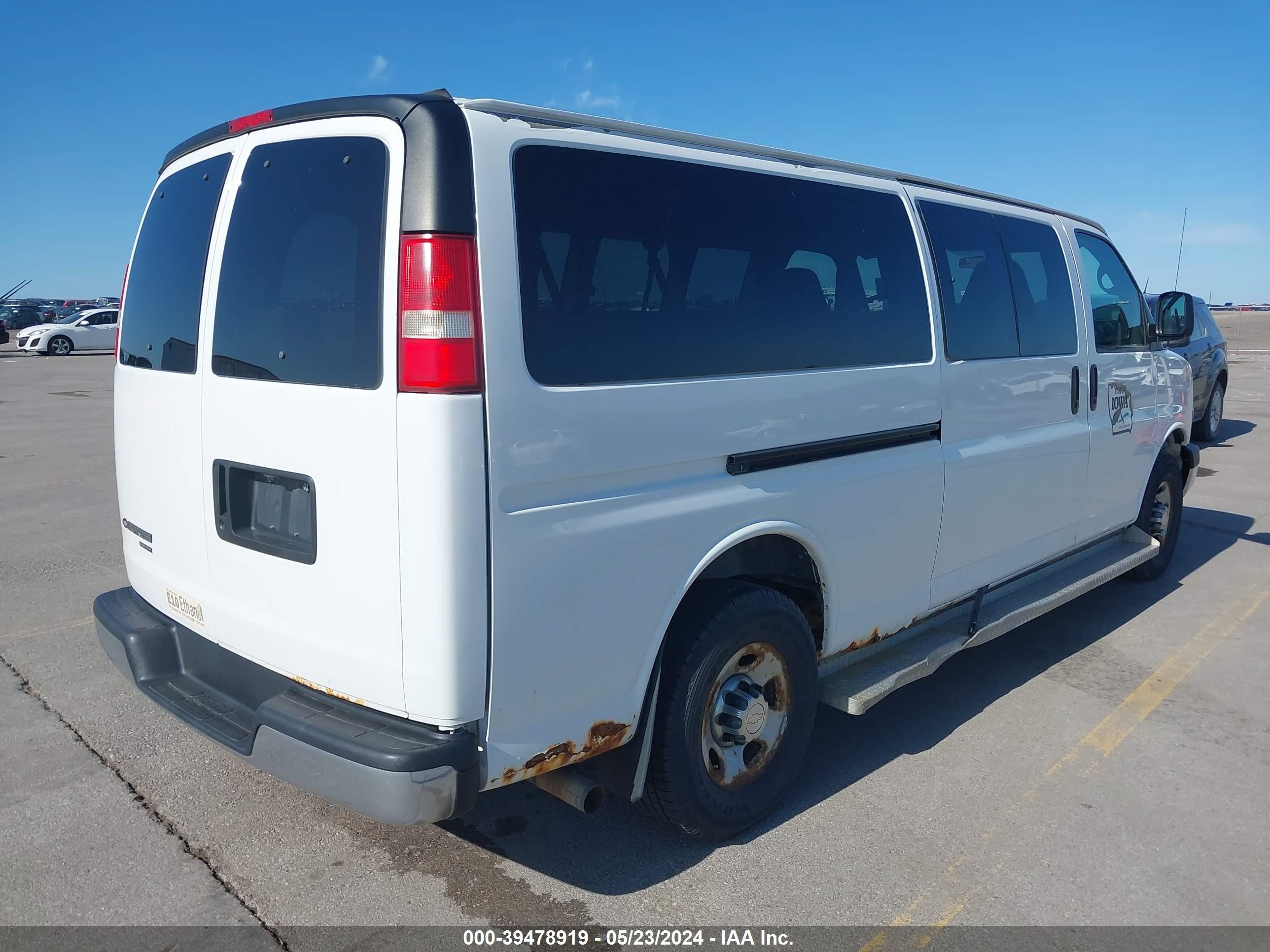 Photo 3 VIN: 1GAHG39U471251686 - CHEVROLET EXPRESS 