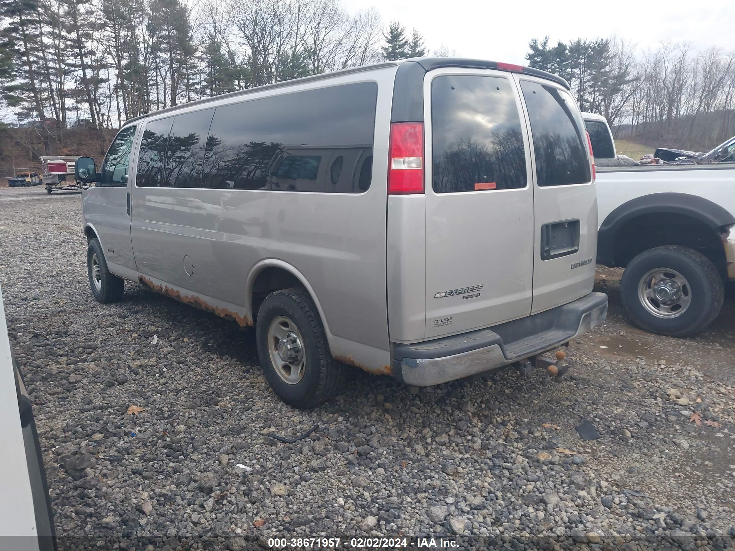 Photo 2 VIN: 1GAHG39UX51258445 - CHEVROLET EXPRESS 