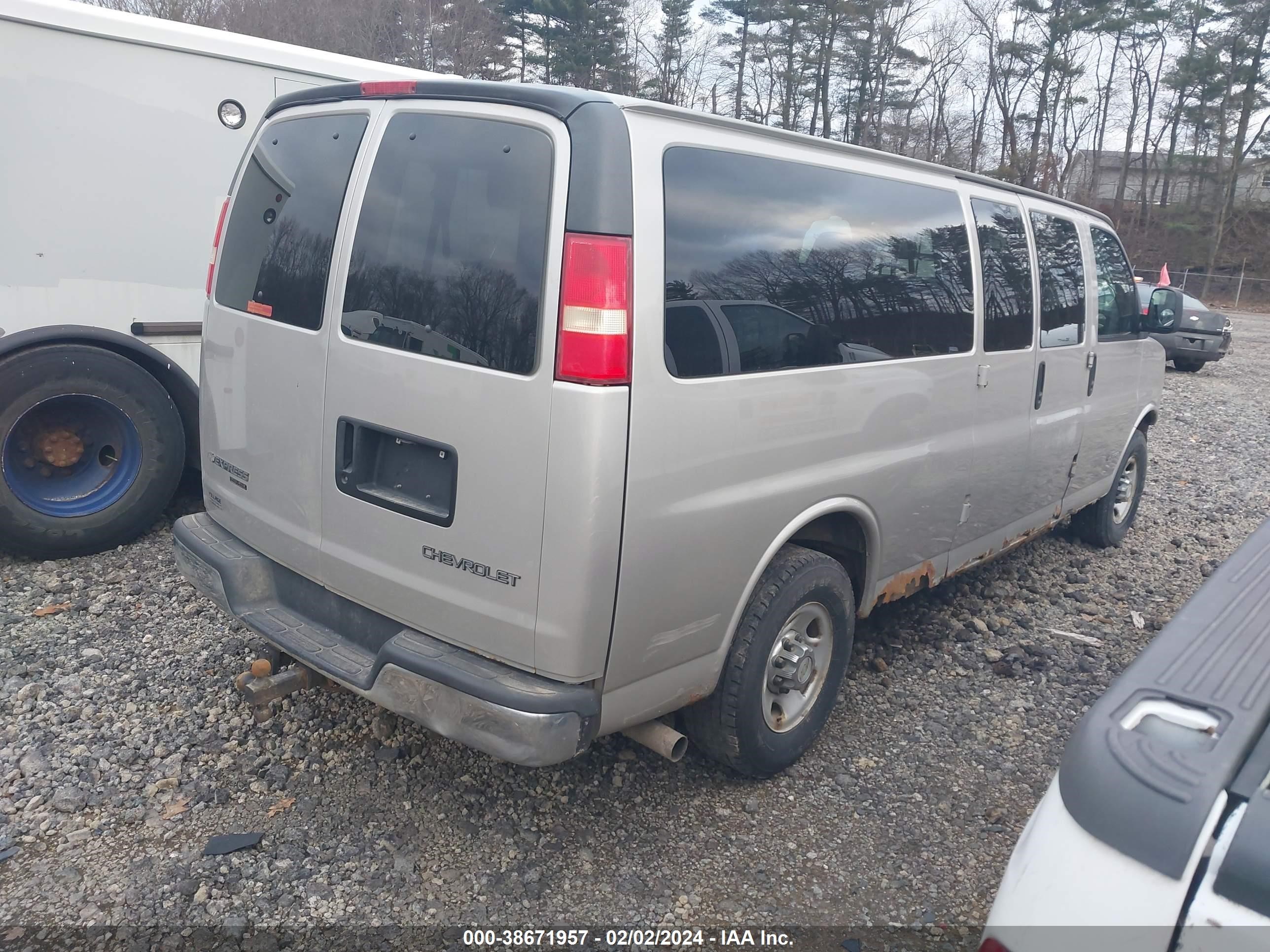 Photo 3 VIN: 1GAHG39UX51258445 - CHEVROLET EXPRESS 