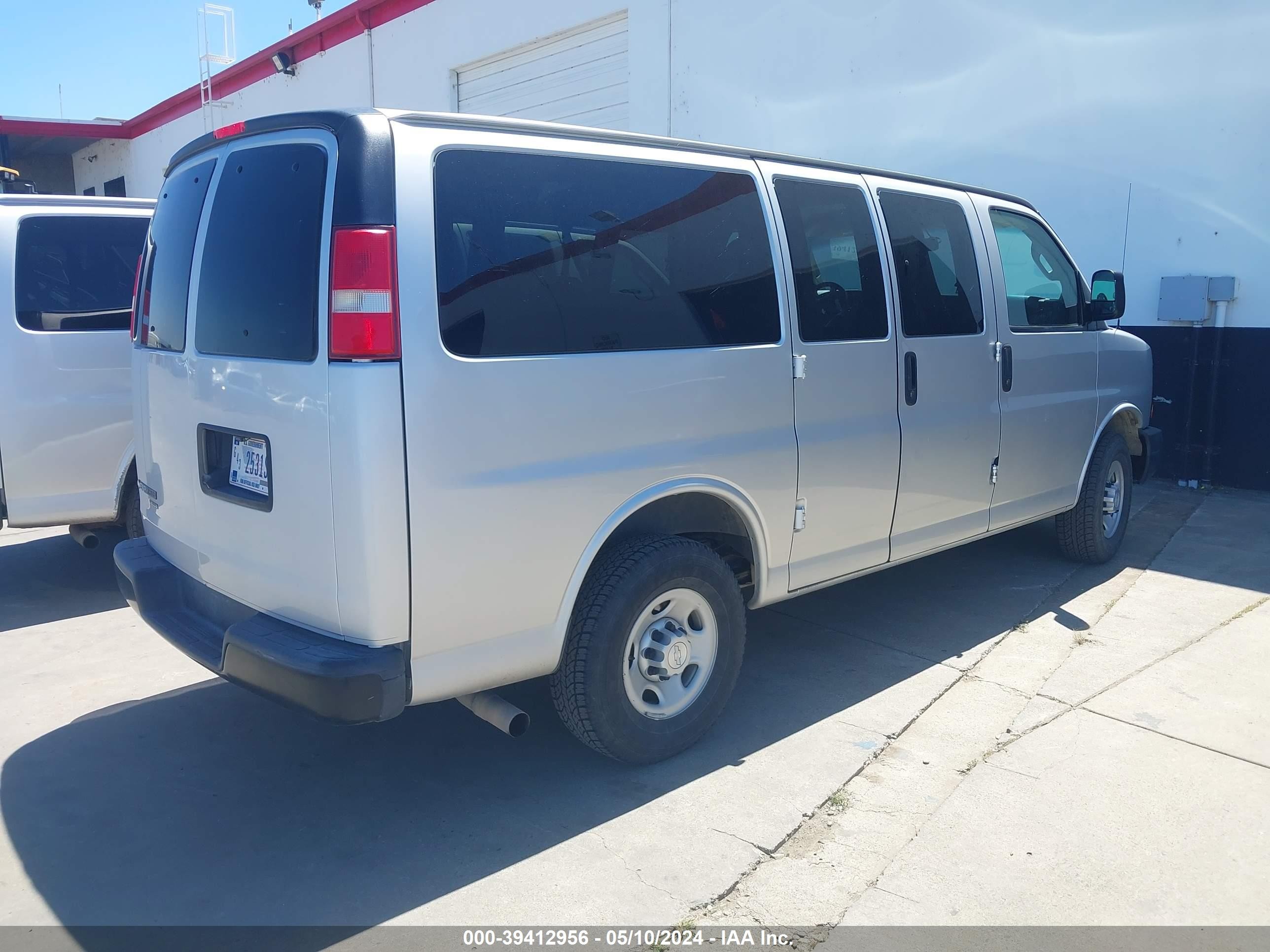 Photo 3 VIN: 1GAWGEFF0G1314713 - CHEVROLET EXPRESS 