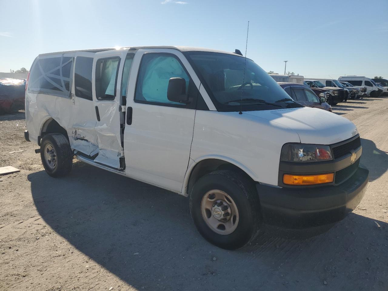 Photo 3 VIN: 1GAWGEFP0P1107747 - CHEVROLET EXPRESS 