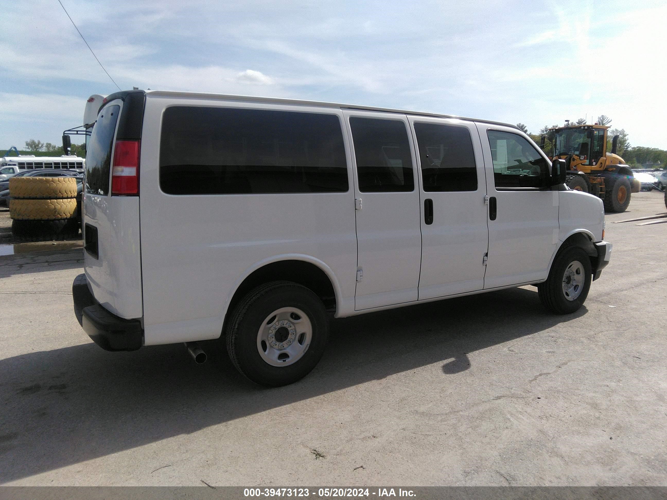 Photo 3 VIN: 1GAWGEFP9R1177721 - CHEVROLET EXPRESS 