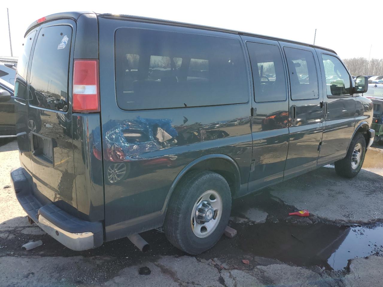 Photo 2 VIN: 1GAWGFFG0H1206687 - CHEVROLET EXPRESS 