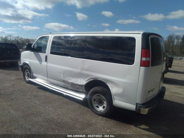 Photo 2 VIN: 1GAWGFFG8G1167958 - CHEVROLET EXPRESS PASSENGER 