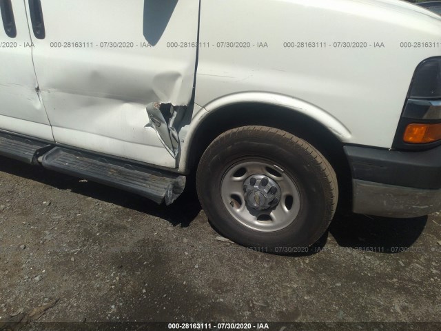 Photo 5 VIN: 1GAZGMFG7G1235569 - CHEVROLET EXPRESS PASSENGER 