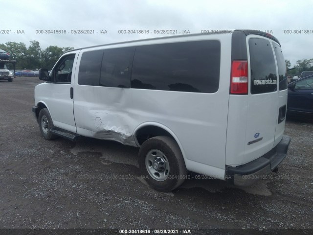 Photo 2 VIN: 1GAZGMFG7J1261628 - CHEVROLET EXPRESS PASSENGER 