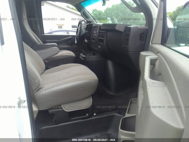 Photo 4 VIN: 1GAZGMFG7J1261628 - CHEVROLET EXPRESS PASSENGER 