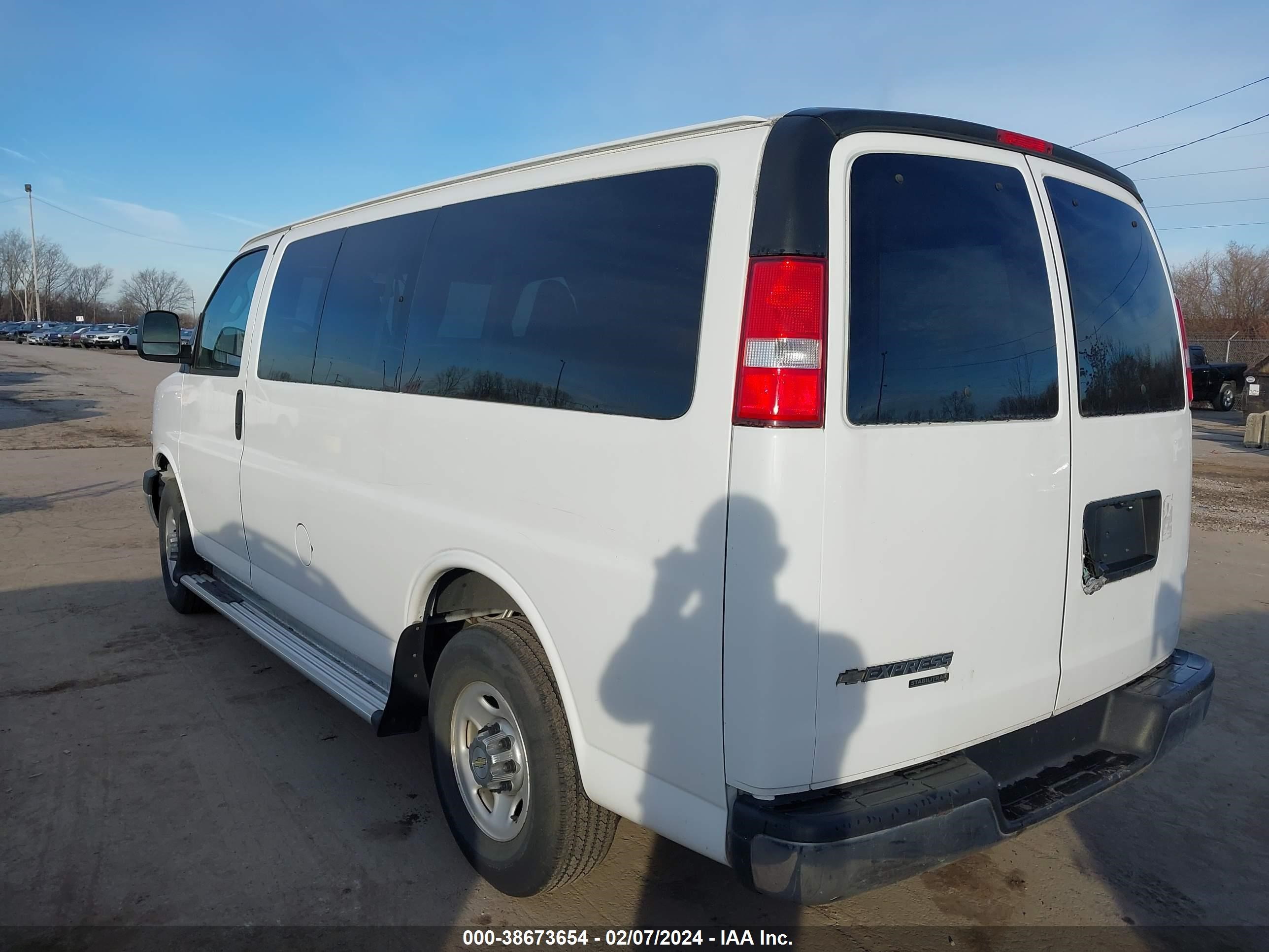 Photo 2 VIN: 1GAZGMFG9G1166576 - CHEVROLET EXPRESS 