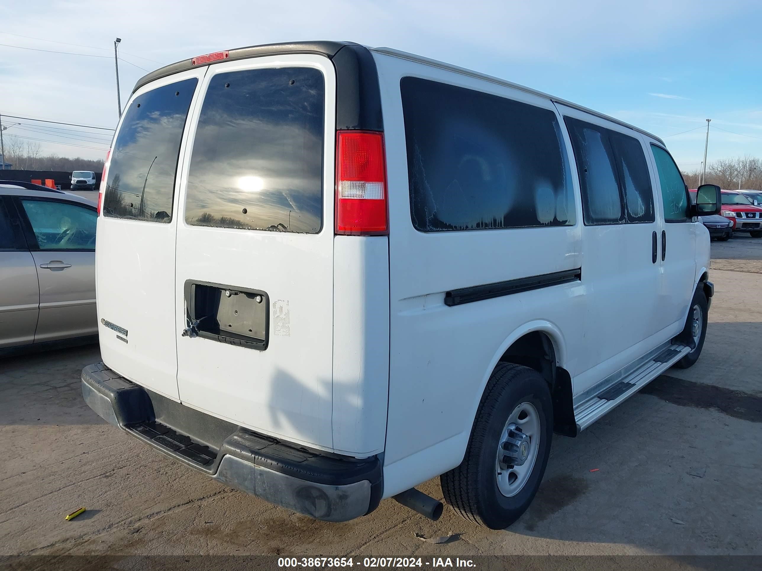 Photo 3 VIN: 1GAZGMFG9G1166576 - CHEVROLET EXPRESS 