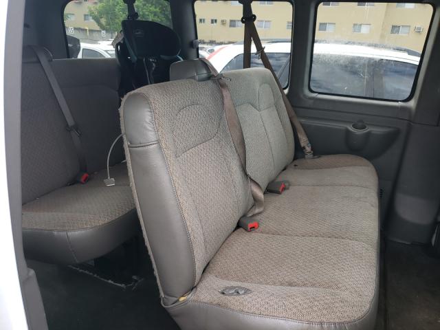 Photo 5 VIN: 1GAZGMFP1J1311729 - CHEVROLET EXPRESS PASSENGER 