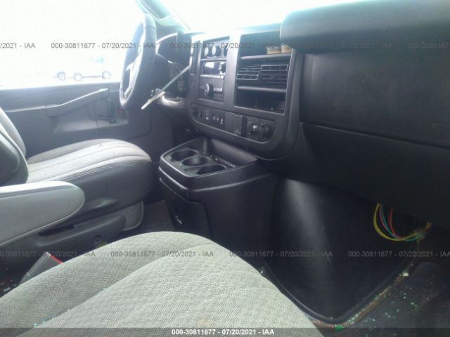 Photo 4 VIN: 1GAZGMFP1J1311729 - CHEVROLET EXPRESS PASSENGER 