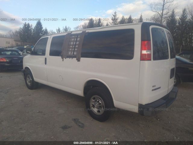 Photo 2 VIN: 1GAZGMFP8J1201342 - CHEVROLET EXPRESS PASSENGER 