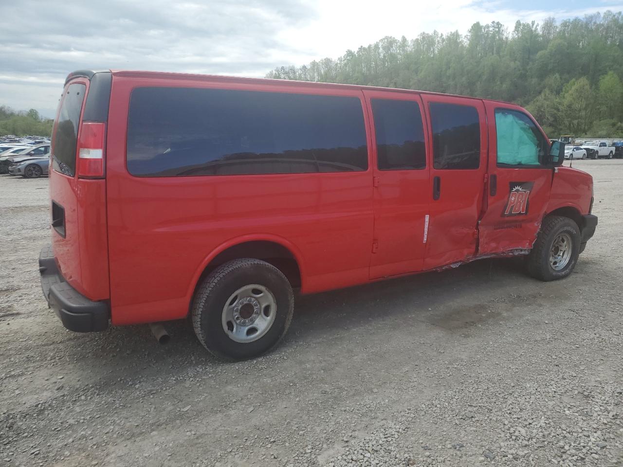 Photo 2 VIN: 1GAZGNFG3J1233928 - CHEVROLET EXPRESS 