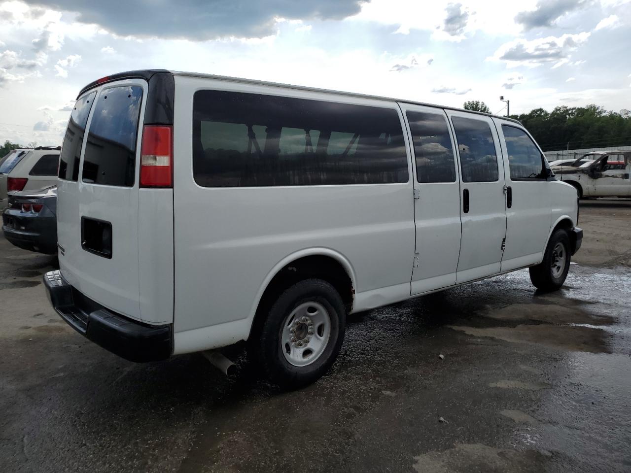 Photo 2 VIN: 1GAZGNFGXG1176085 - CHEVROLET EXPRESS 