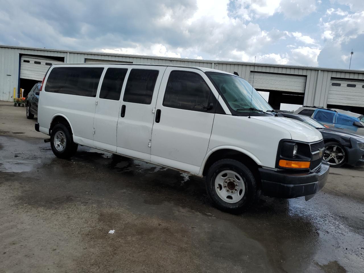 Photo 3 VIN: 1GAZGNFGXG1176085 - CHEVROLET EXPRESS 