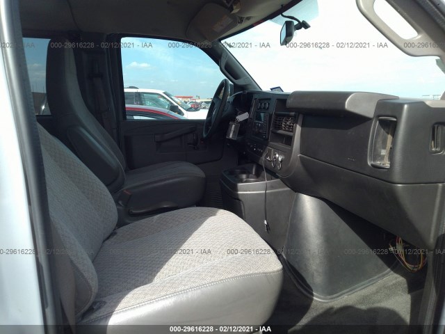 Photo 4 VIN: 1GAZGPFG0J1192380 - CHEVROLET EXPRESS PASSENGER 