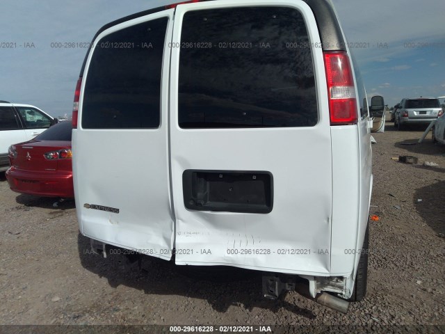 Photo 5 VIN: 1GAZGPFG0J1192380 - CHEVROLET EXPRESS PASSENGER 