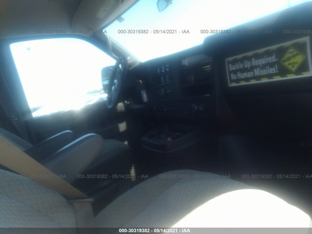 Photo 4 VIN: 1GAZGPFG2G1218311 - CHEVROLET EXPRESS PASSENGER 