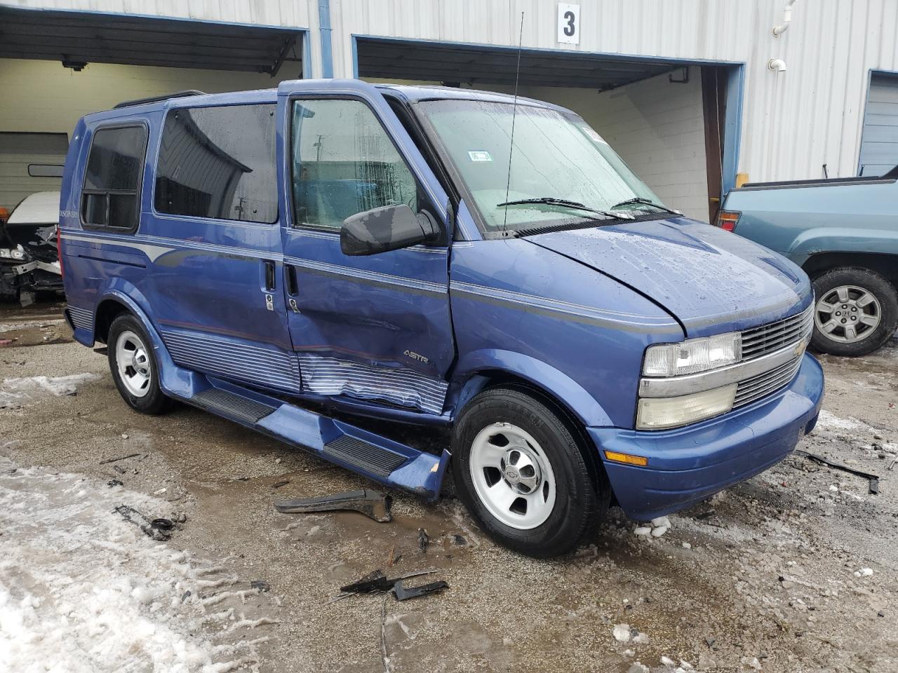 Photo 3 VIN: 1GBDM19W8VB118428 - CHEVROLET ASTRO 