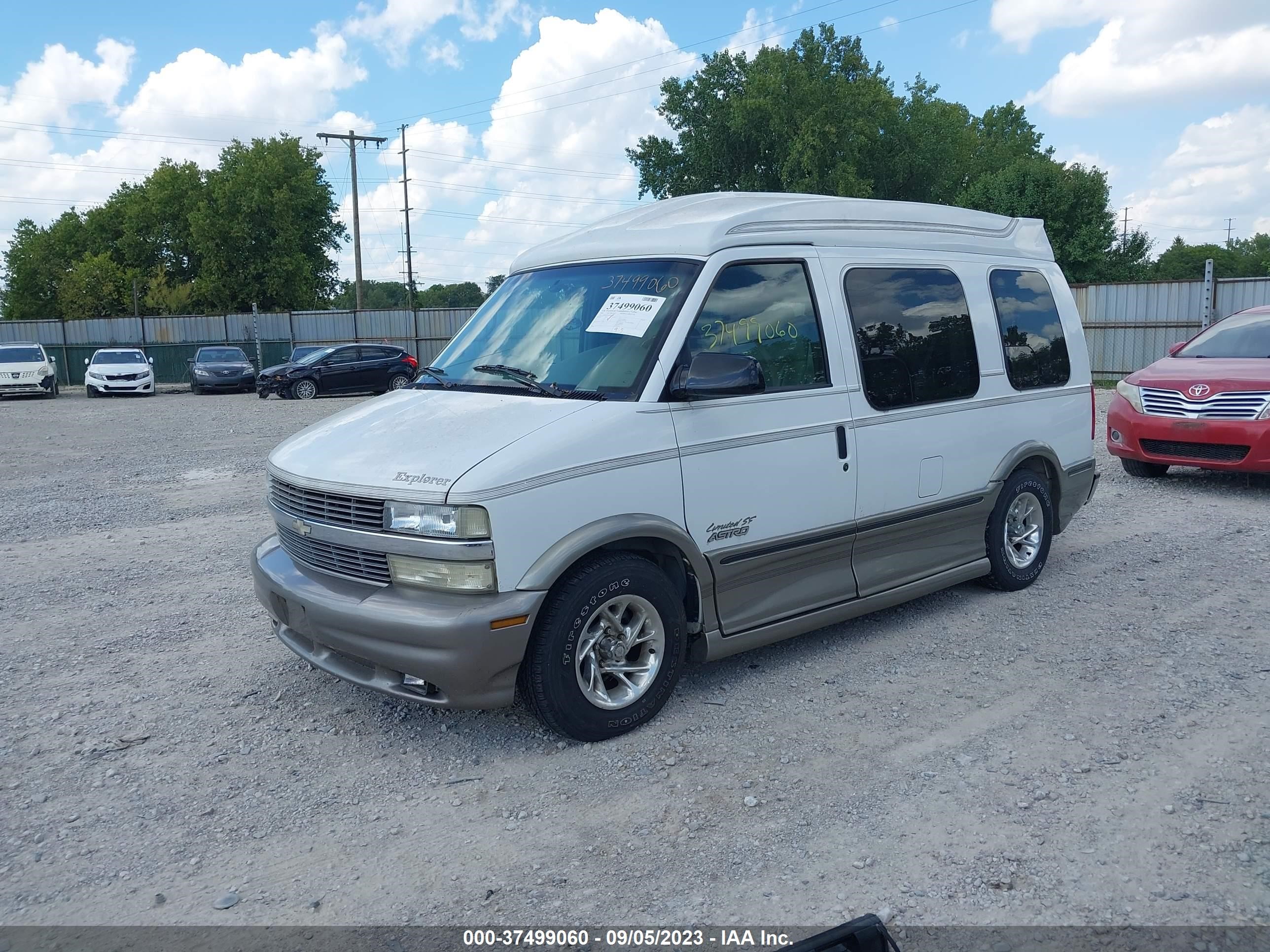 Photo 1 VIN: 1GBDM19X42B107639 - CHEVROLET ASTRO 