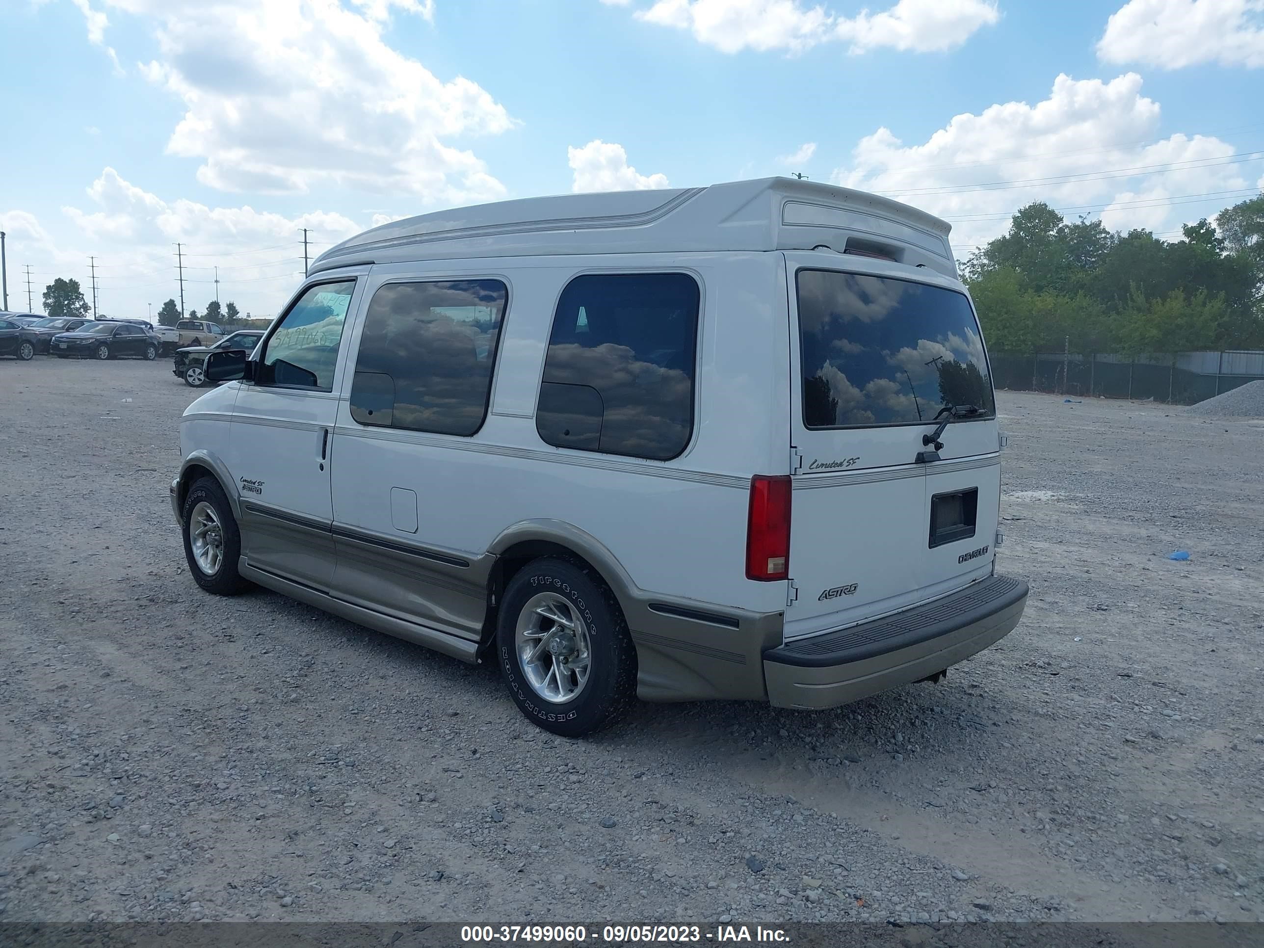 Photo 2 VIN: 1GBDM19X42B107639 - CHEVROLET ASTRO 